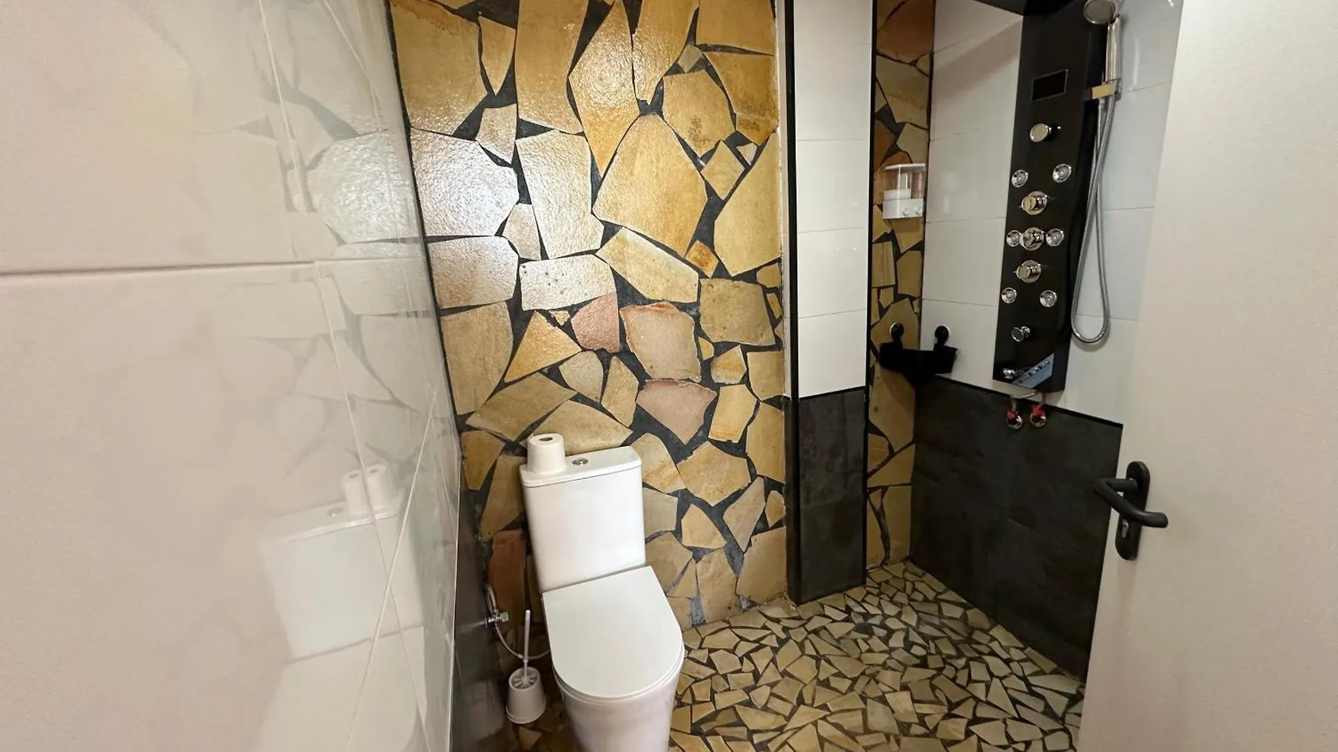 Rooms In Seafront Villa 말라가 홈스테이