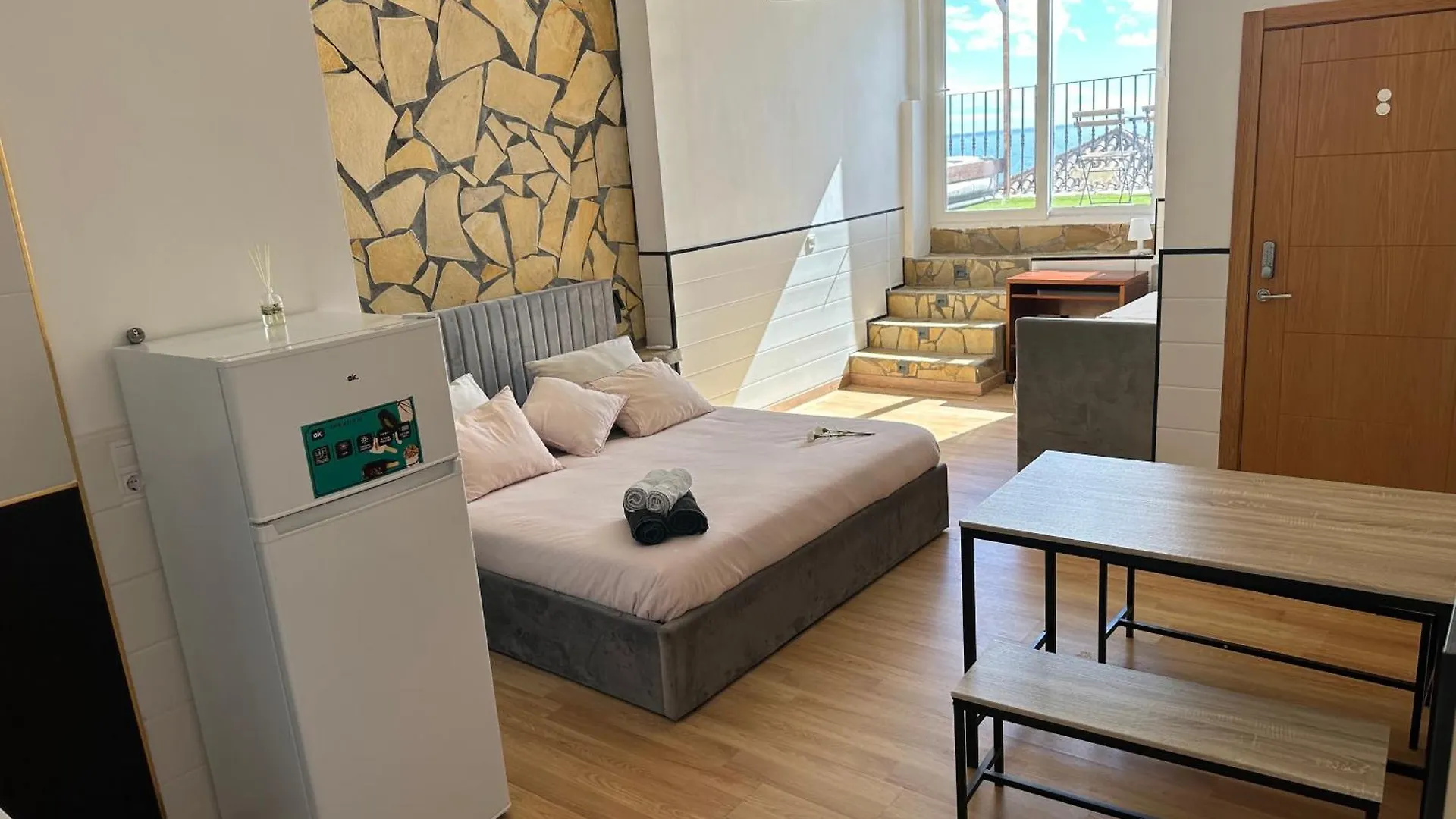 Rooms In Seafront Villa 말라가
