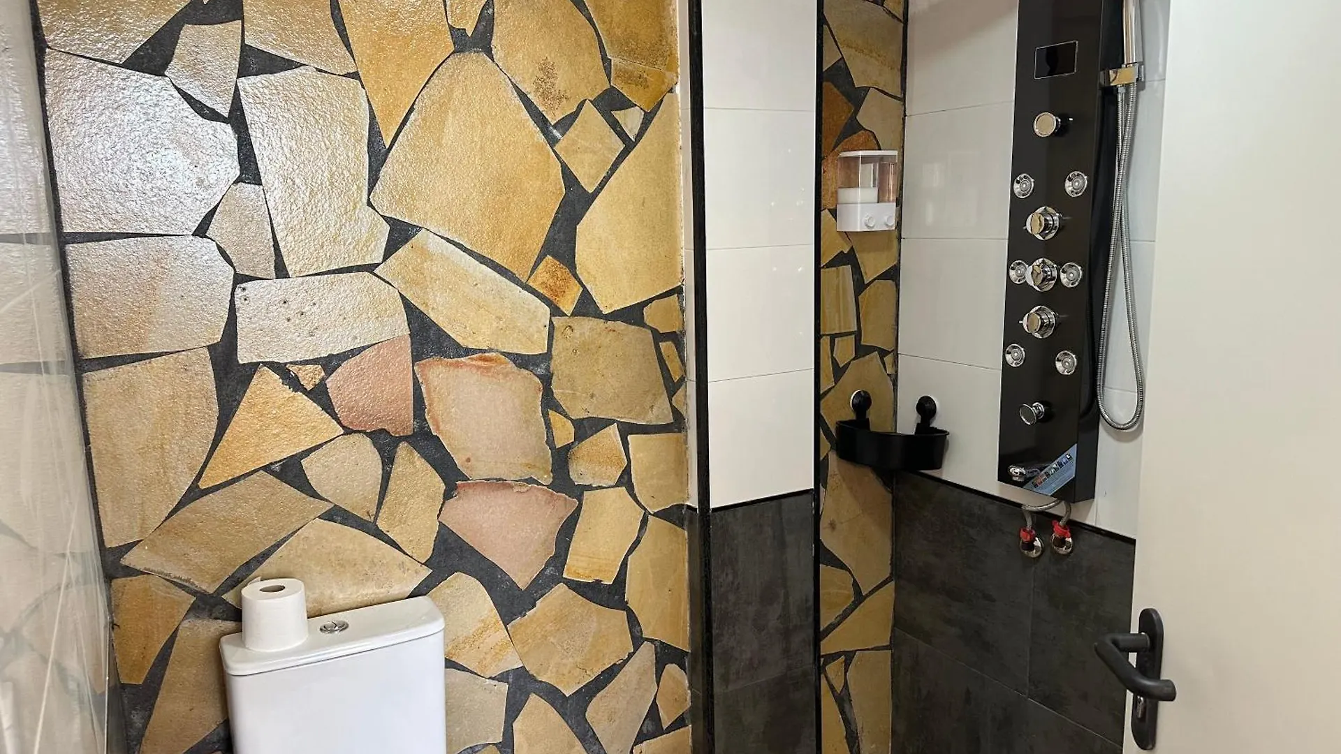 Rooms In Seafront Villa 말라가 0*,  스페인